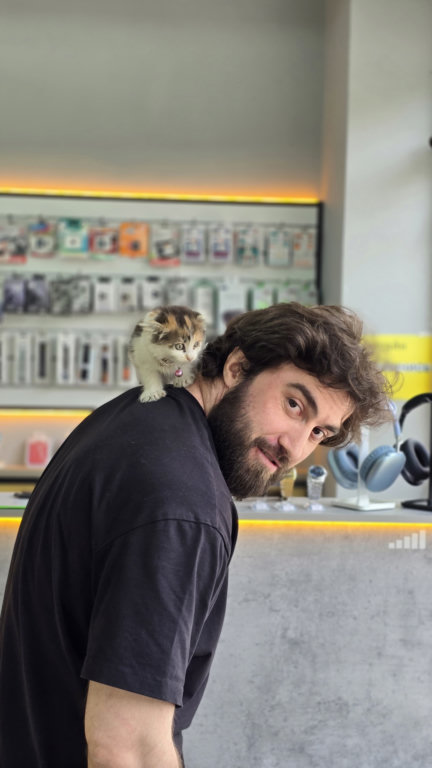 Ислам в сервисном центре с котенком на плече