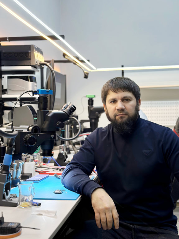 Расим в сервисном центре